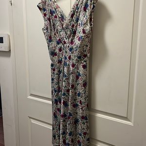 Vintage sleeveless dress with a side zipper.